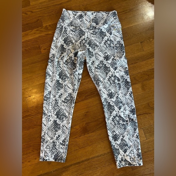PINK Victoria’s Secret, snakeskin, pattern, leggings, size large very good cond - Picture 3 of 11
